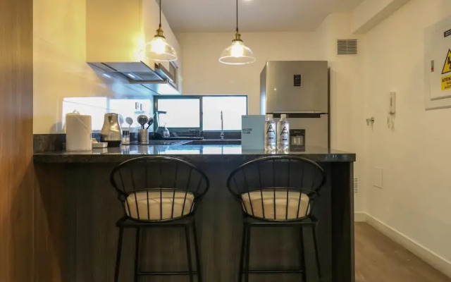 w Impressive 1BR Near Central Restaurante