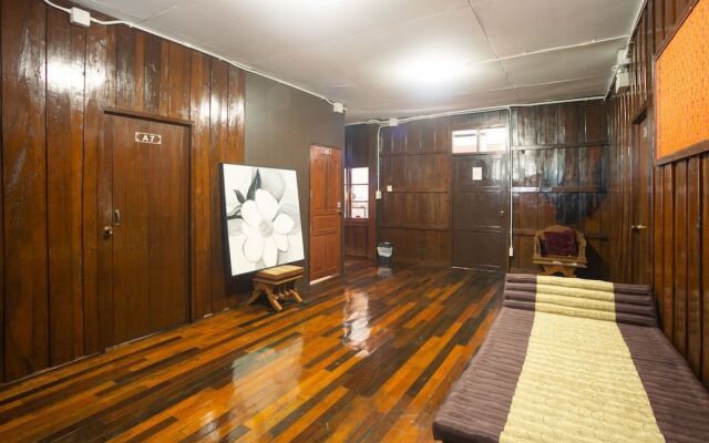 Oyo 708 All Red Hostel Chiang Mai