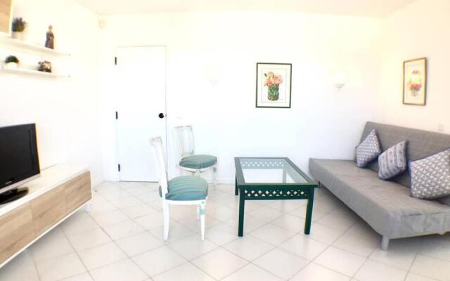 Bellavista Avenida Pool and city center