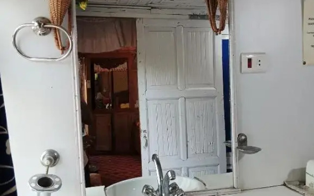 New minar group of houseboats