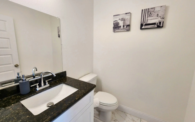Modern 3 Bedroom Retreat in Pearland