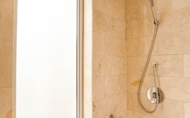 Luxurious 1BR @ The Empyreal Condominium Epicentrum Apartment