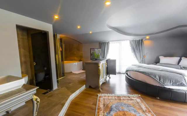 Real King Hotel