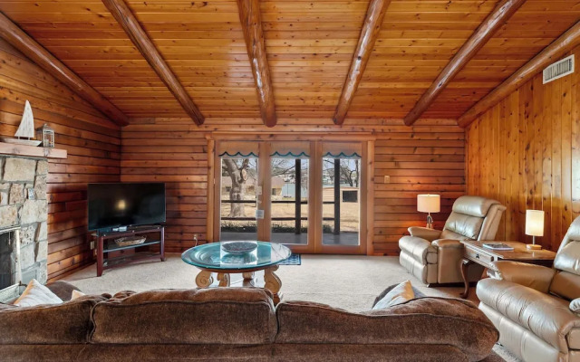 Lakefront Cabin + Guest House Near Granbury Square