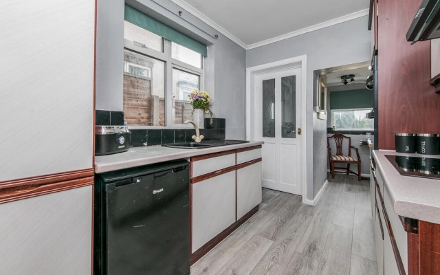 4br-sleeps10-parking-garden