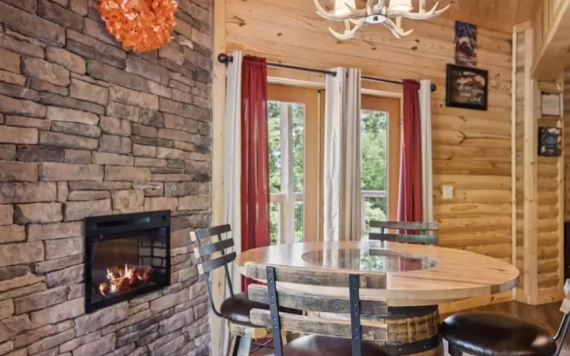Climbing To New Heights 2 Bedroom Cabin