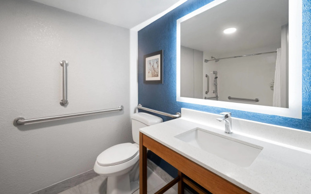 La Quinta Inn & Suites by Wyndham Raleigh Cary