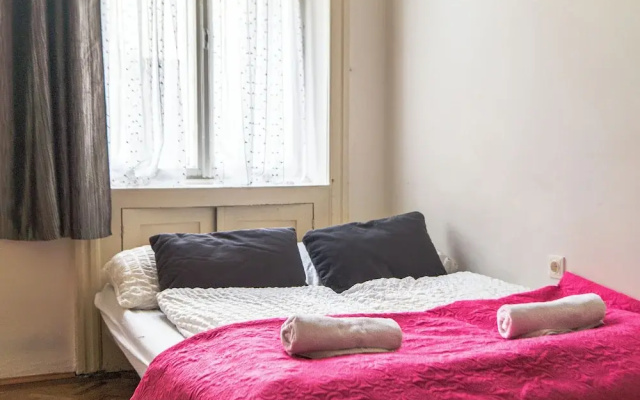 Budget 1BR Apt Sleeps 5 Belvedere