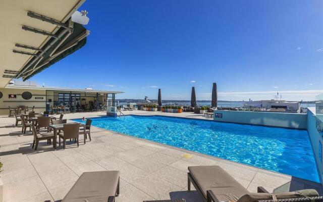Sea view studio with pool and gym