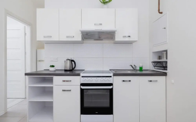 Cozy Apartment Aleja Kijowska by Renters