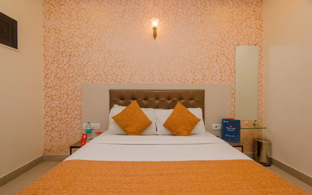 OYO 8678 Hotel Golden Nest