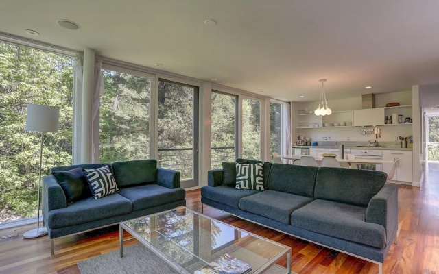 Neal Creek 2 Bedroom Home by RedAwning