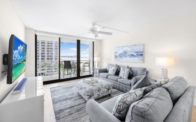 Inviting Condo on Beach With Pool and Tennis Courts