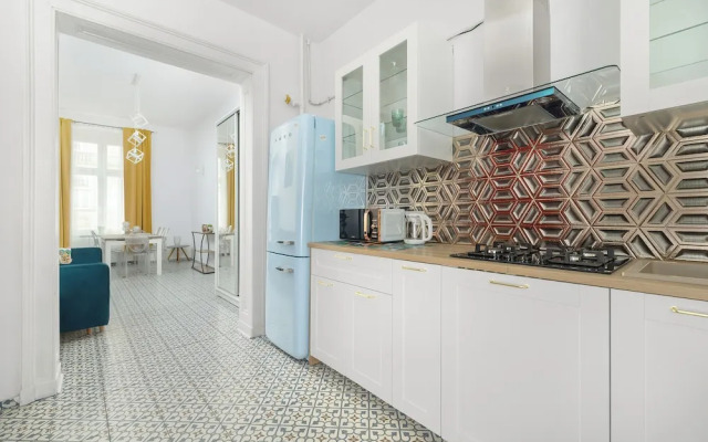 Yellow Apartment in Bytom by Renters