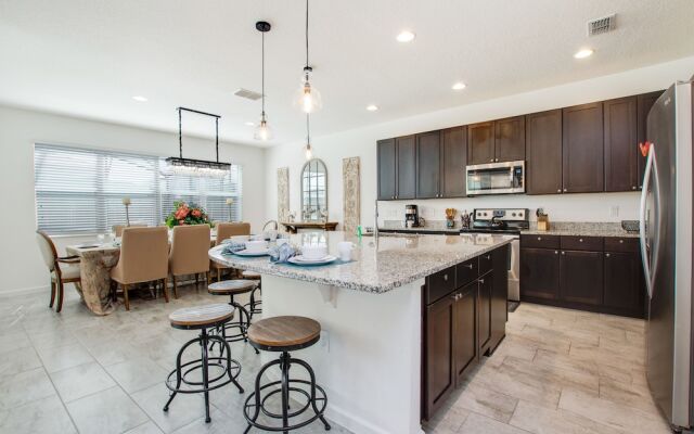 3910 Oakville Avenue