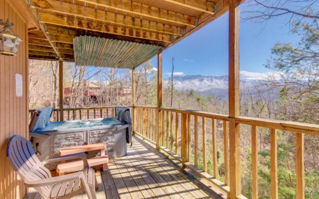 Smoky Mountain Dreams, 3 Bedrooms, Pool Access, Hot Tub, WiFi, Sleeps 7