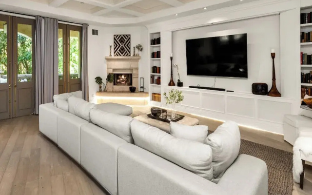 Carolwood - Modern Tuscan Villa With Rolling Lawns and Loggia in Holmby Hills