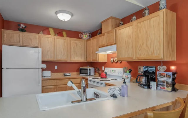 Suite Serenity 3 Bedroom Condo by NW Comfy Cabins by RedAwning