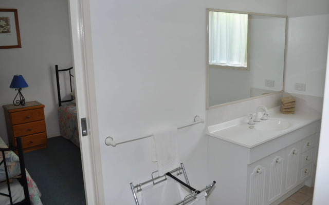 Black Dolphin Motel & Apartments