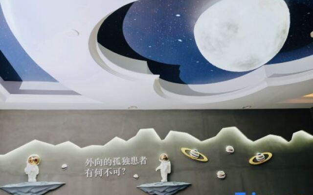 Puzzle Hotel (Guangzhou Yongqingfang Chenjiaci Subway Station)