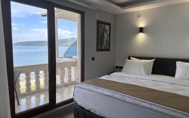 Beyaz Köşk Hotel & Cafe