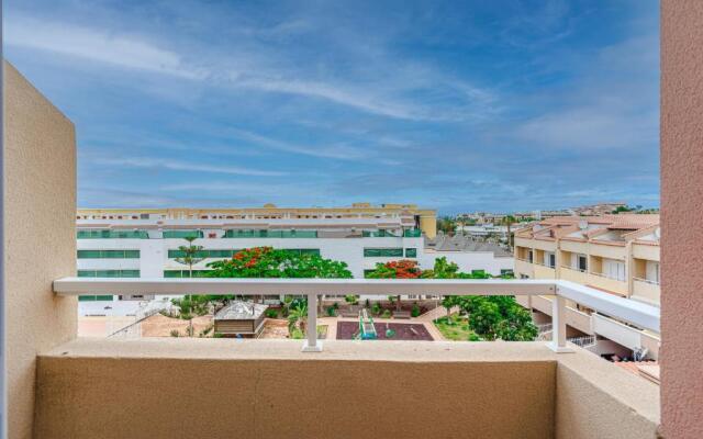 YELLOW 3 bedroom large apartment for 10 guests