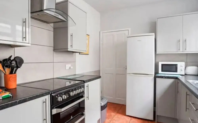 4 Bed Homely Retreat - Wolverhampton