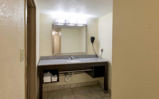 Clarion Hotel Detroit Metro Airport
