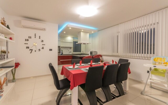 Beautiful Home in Zaton With Wifi and 6 Bedrooms