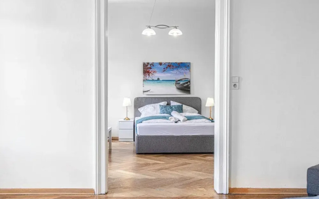 2BR Apartment Steps From AKH Center
