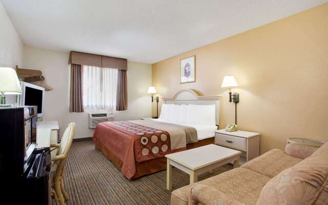 Super 8 by Wyndham Clearwater/St. Petersburg Airport