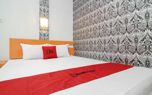 RedDoorz Plus near Hartono Mall