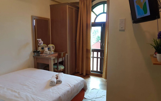 D'Feringghi Haus Hotel & Restaurant