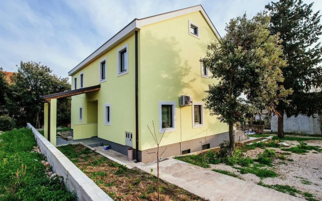 Spacious Holiday Home in Pakoštane near Sea