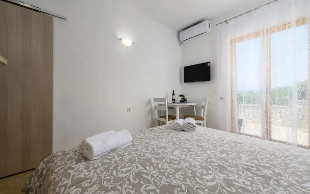 Studio in Drenje Near Beaches & Heated Pool