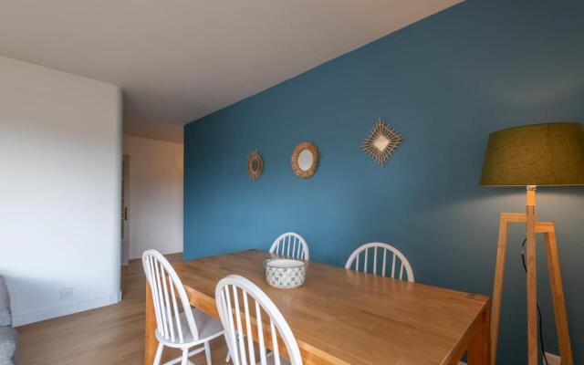 Spacious T3 apartment with a balcony near the old town