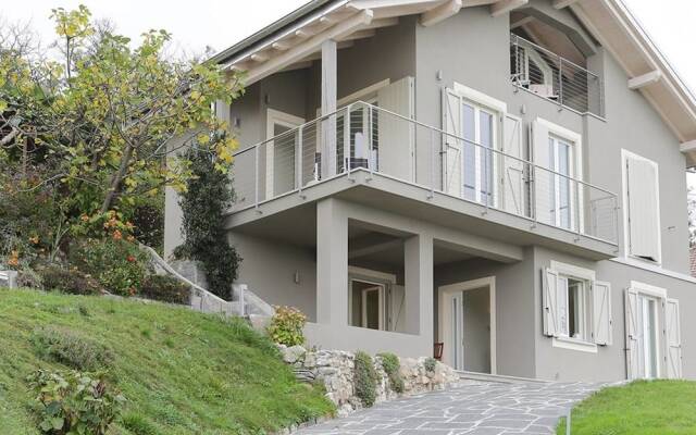 Italian Lakes 1 bed Apartment With Lake Views, Private Terrace, Wifi, Peaceful Location