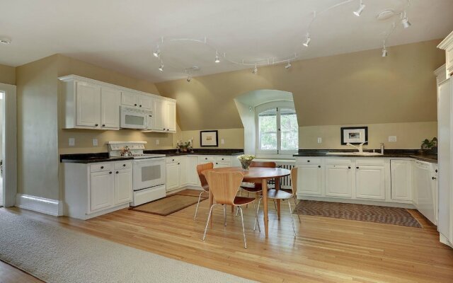 Luxury Whittier Mansion-3rd Floor Suite