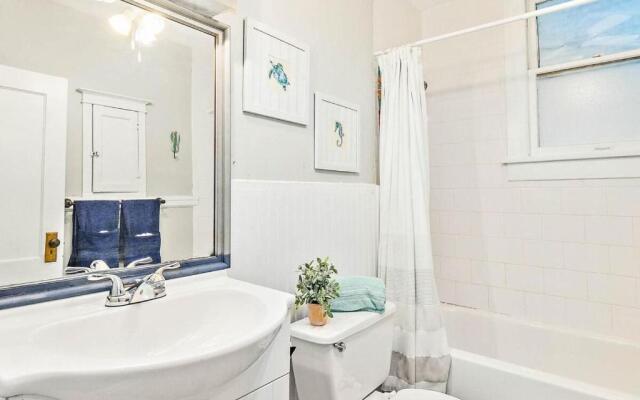 Charming Downtown Carriage Apartment