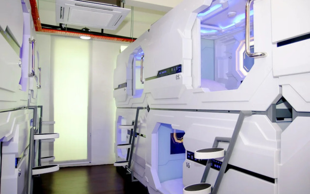 UZ Airport Capsule Hotel