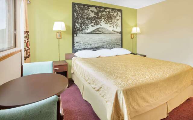 Super 8 by Wyndham Normal Bloomington