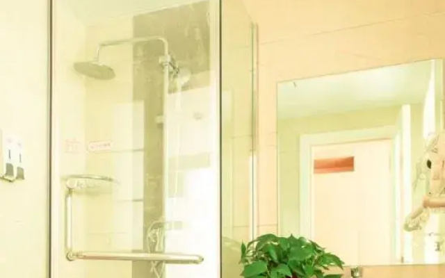 Shell Hotel (Fuyang Railway Station No. 10 Middle School Branch)