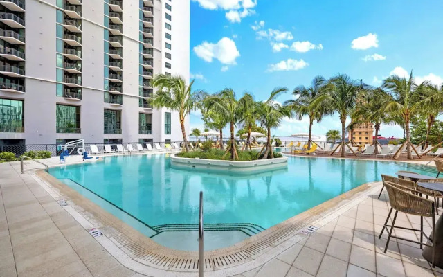 Luxury 49FL Condo with City Views