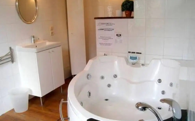 Quaint Farmhouse in Maffe With a Turkish Bath