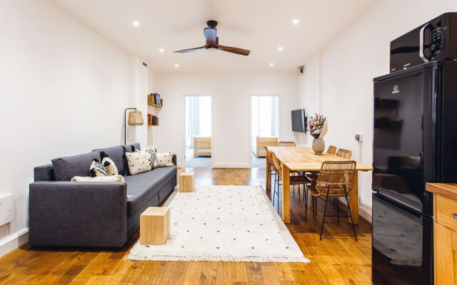 2 Bed Apartment Right on Trafalgar Square
