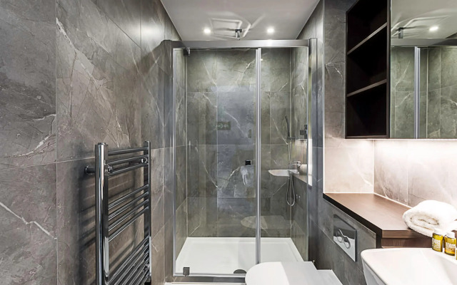 Beautiful 2 Bed Icon Tower Flat 5