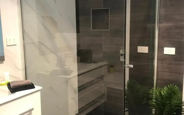 Luxury 2br home with King, 5 star private & close