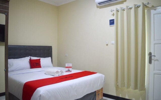 RedDoorz near Sam Poo Kong 2