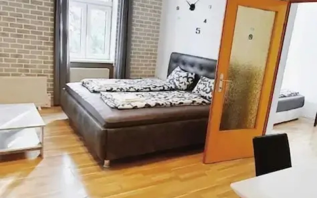 Affordable 2BR Apt Near Enkplatz U3