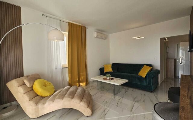 Apartment with terrace Roko